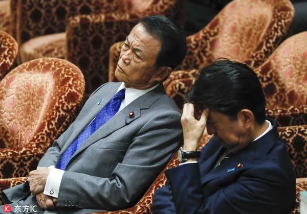 安倍出席财政预算会议 与麻生太郎同排闭眼“打瞌睡”