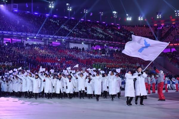 平昌冬奥丨“朝鲜半岛旗”再度挥舞，韩国人热情与困惑并存