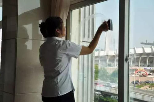 过年擦玻璃别用清水擦,在水里加点它,干干净