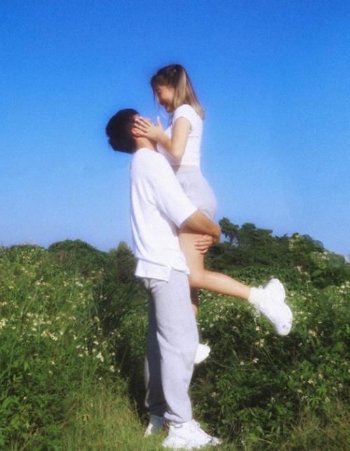 娱乐圈再传喜事！28岁男星向网红女友求婚成功：你的出现完整了我的生命