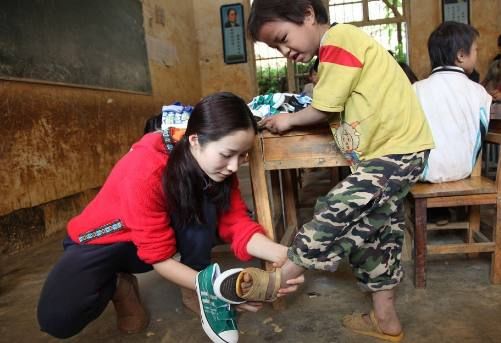 能唱能演的江一燕,有人说支教是作秀,可她一直