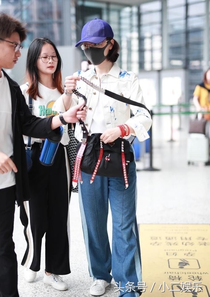 陈数白色牛仔衣清新十足,搭配休闲运动裤超减