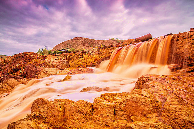 挑战认知!世界上具有魔力的15个地方，血红色瀑布，午夜有太阳!