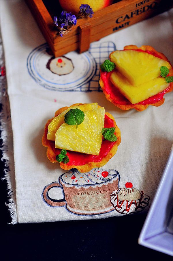 迷你菠萝奶油树莓挞