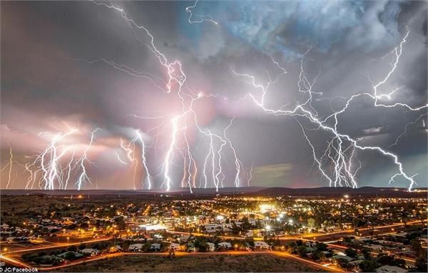 雷神降临？澳大利亚雷暴来袭黑夜变白昼似科幻大片 上万户家庭停