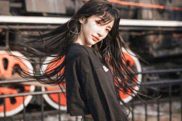 女生人设有多成功？某18线明星怼艾比性别，粉丝直接爆发回喷