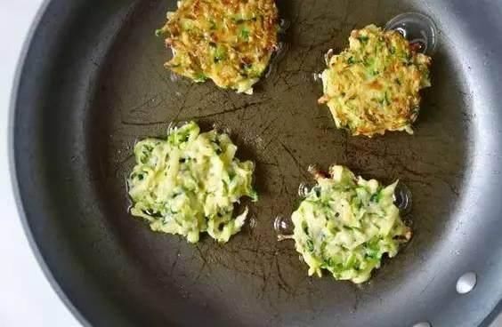别再吃蛋炒饭了,剩米饭这样做比蛋炒饭好吃太多,做法还很简单!