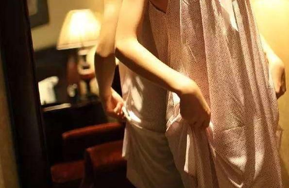 老家拆迁80万，妈把钱全给弟弟，弟弟结婚后她来我家，我气笑了