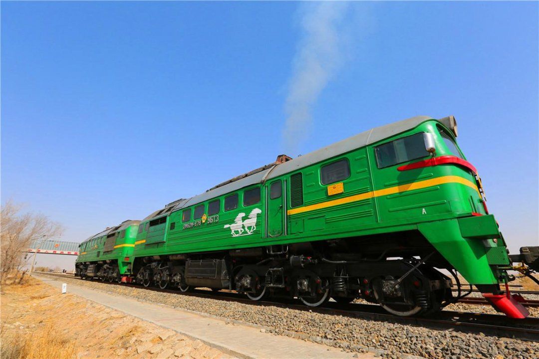 蒙古国火车司机开上中国新机头 有空调还能烧