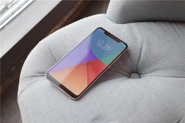 手机吃鸡测评,小米8稳赢,荣耀Play掉帧明显!