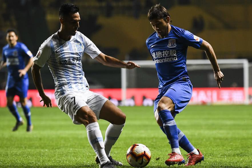 富力2-1申花 扎哈维头球破僵后霸气展臂庆祝