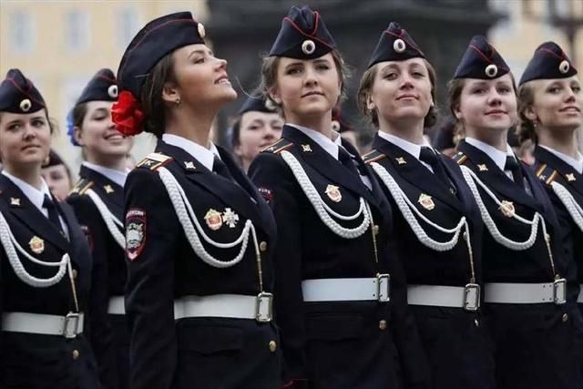 各国大阅兵，女兵阵营大对比，俄罗斯的女兵真的很漂亮_【今日爆点】