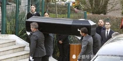 香奈儿老佛爷葬礼,教子小克出现,或将与男友骨