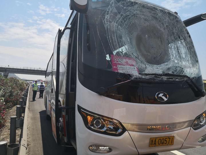 高速飞轮砸碎客车玻璃 受伤司机忍痛刹车救下一车人