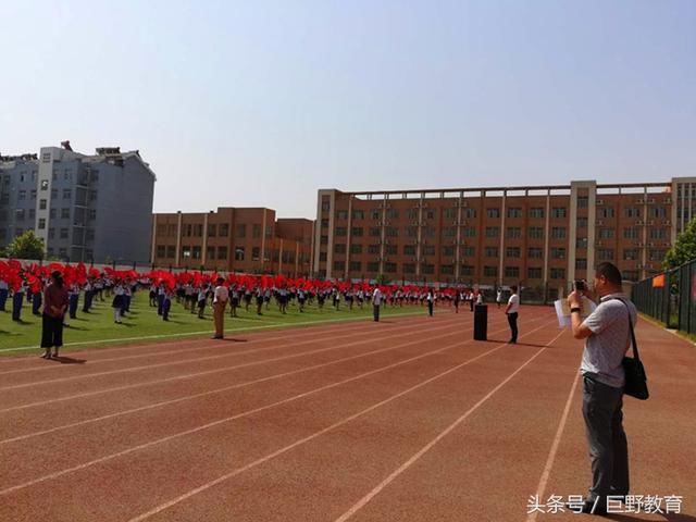 菏泽市体育教研员周平观摩巨野体育教学成果