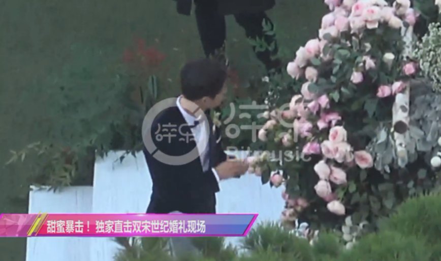 双宋婚礼宋仲基讲感言洒泪 双亲也感动流泪_【