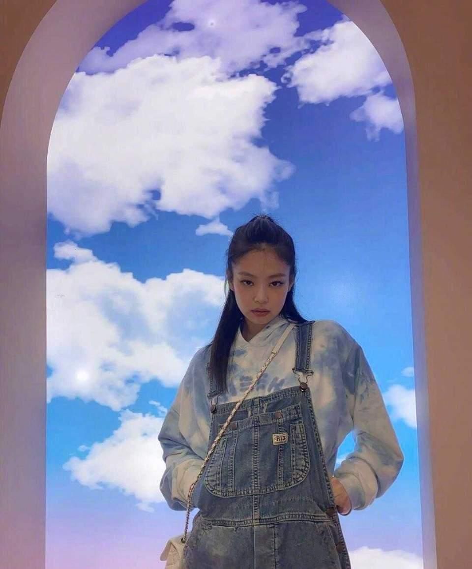 什么衣服都难不倒李冰冰，穿牛仔服套装，内搭背心像塑身衣
