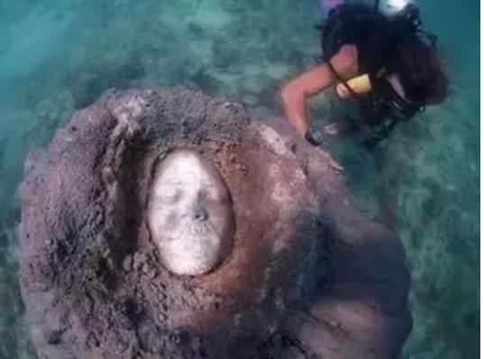 深海潜水,发现神秘“人脸头像”,潜水员吓的腿抽筋