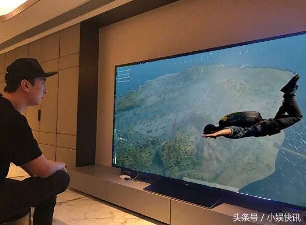 王思聪吃鸡解说员:校长二级防弹衣好酷,这是最