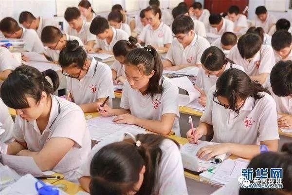 为高考学子让路!南宁交警联合《新闻夜班》发