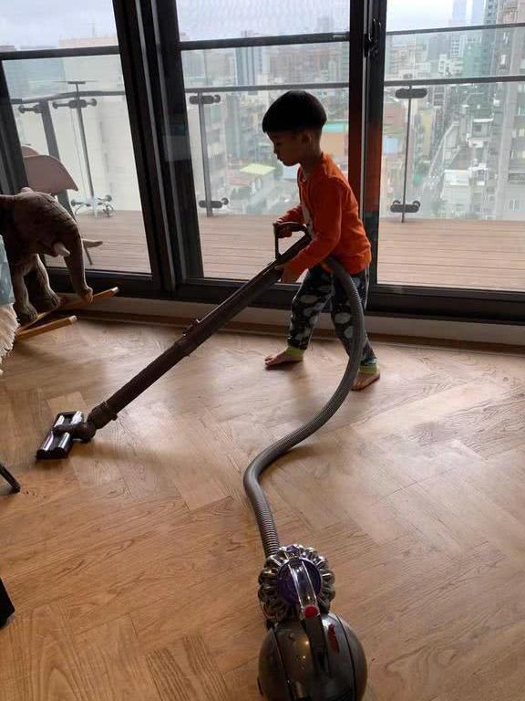 范玮琪晒飞飞翔翔做家务,帮忙购物,感慨两小只