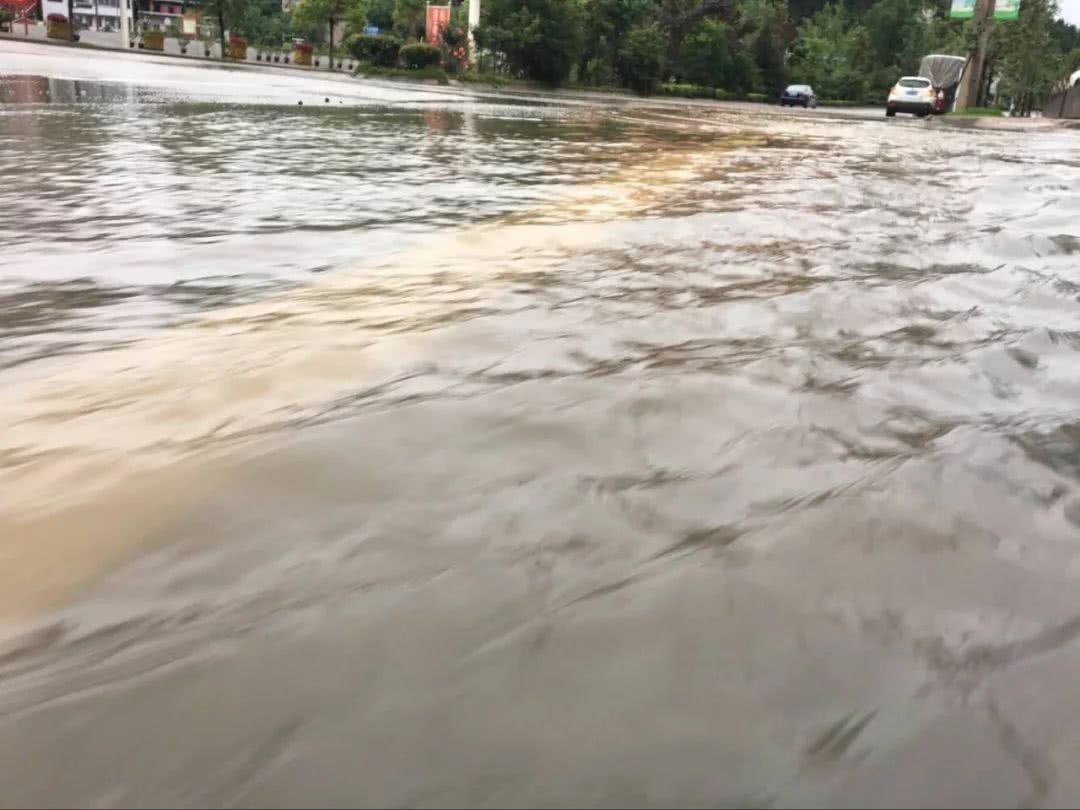 夜间降雨，清水江涨水，凯里岑巩个别街面被淹！