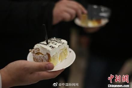 高校食堂派发考研蛋糕