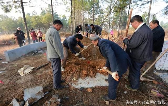 农村人坚持“土葬”的几点原因，听完了感觉还是土葬好