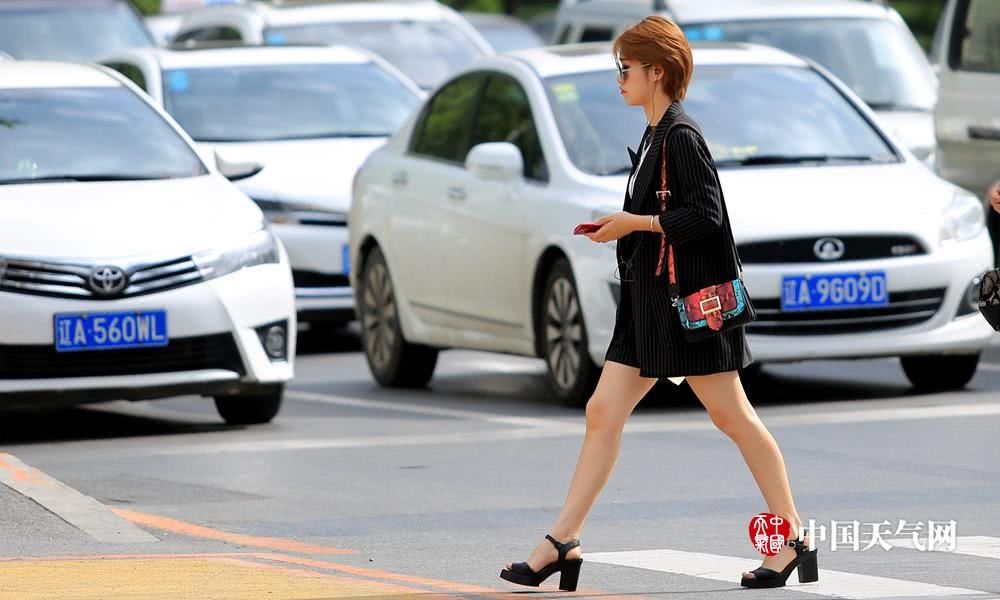 辽宁升温迅猛 沈阳市民清凉夏装出行