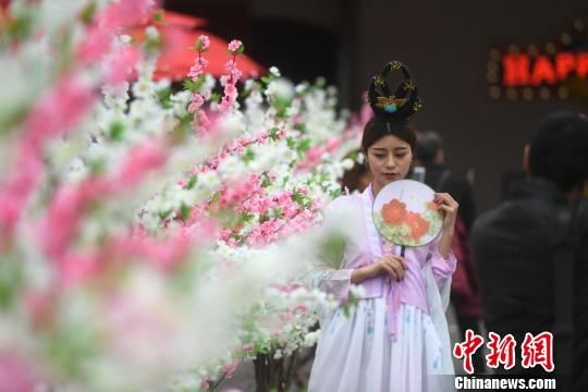 重庆女子身着古装巡游“花海”