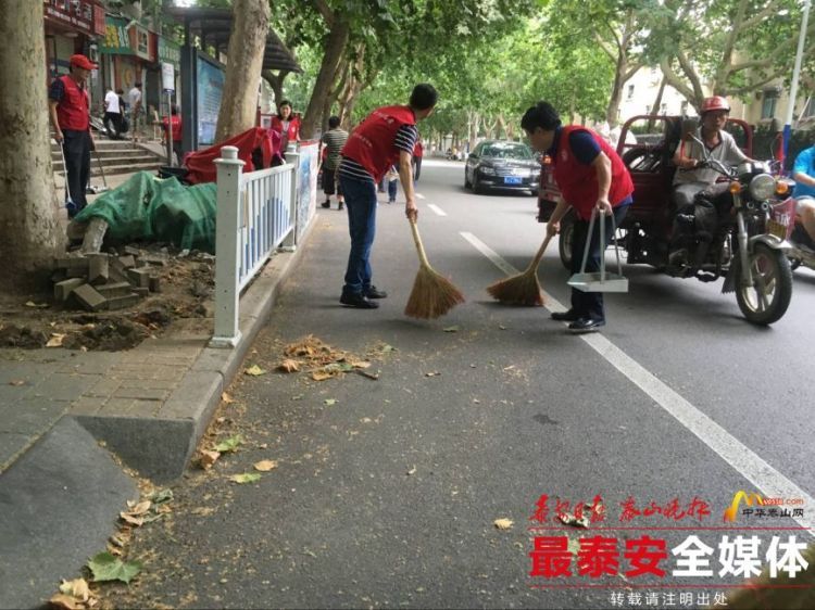 泰安:义务打扫校园周边环境 党员志愿者助力创