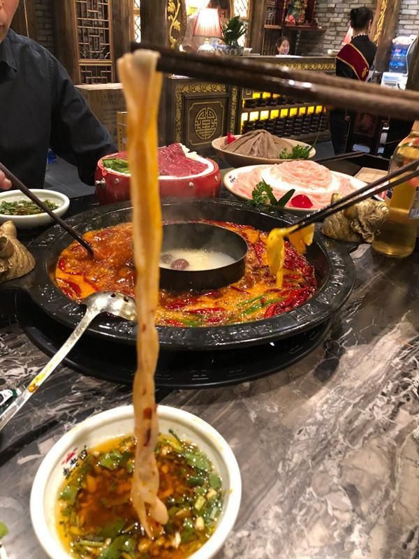 比西安美食还要多？这座盛产美女和火锅的美食之都让人着迷！