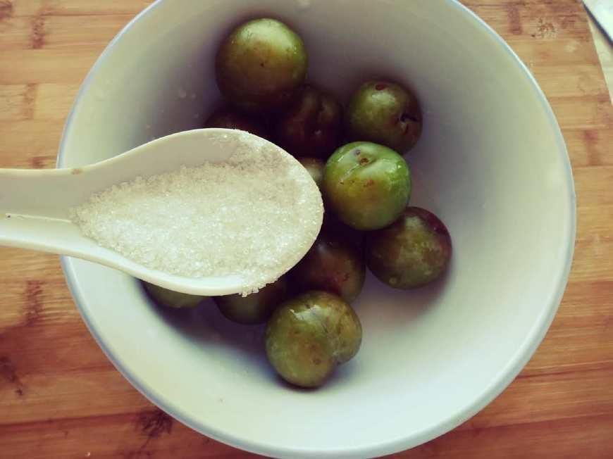 农村李子熟了,吃不完的可以这么做 小孩子看到