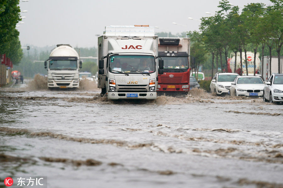 郑州大雨后车辆贴路边涉水前行 网友戏称“车船税真的没白交”!