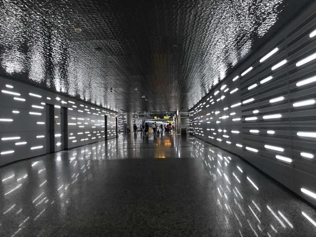 广州白云机场的隐藏打开方式，走到地下去体验一次时空隧道之旅!_【快资讯】