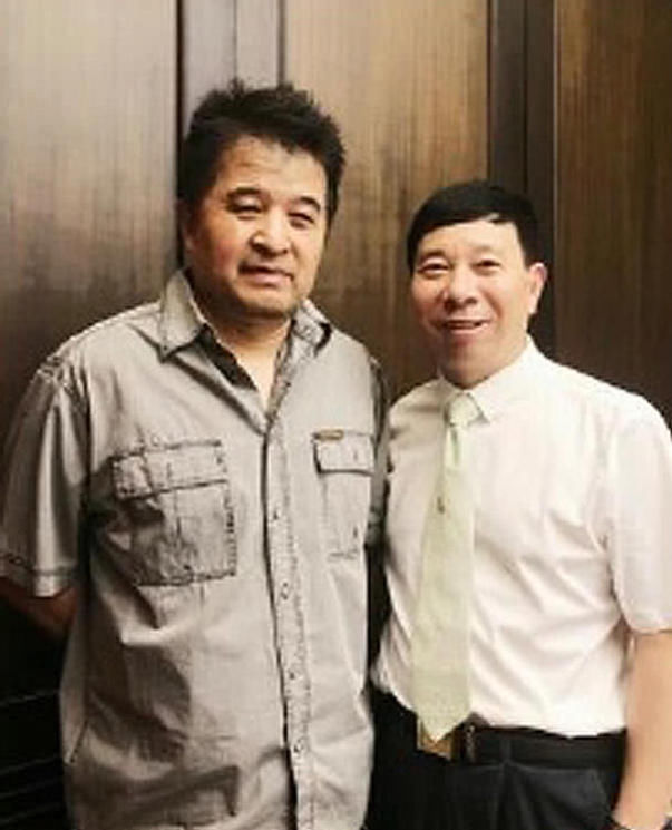 毕福剑被曝去泰国成为漫画家,沧桑颓废漫画不的抚近照媚图片