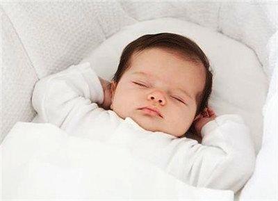 三四个月的宝宝睡觉总是摇头,难道是缺钙?其中