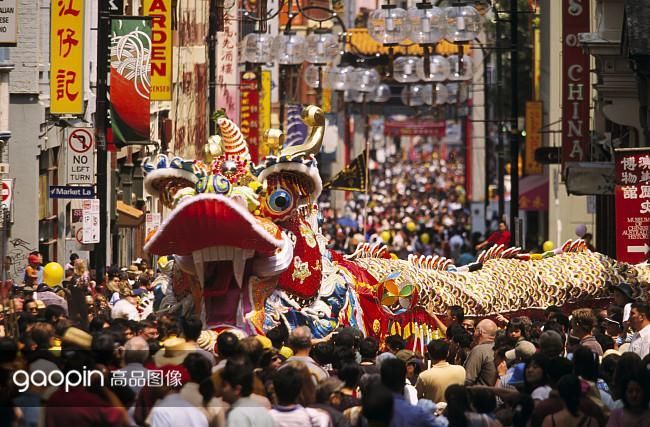 烟花、亮灯、舞龙舞狮，在国外过春节同样精彩