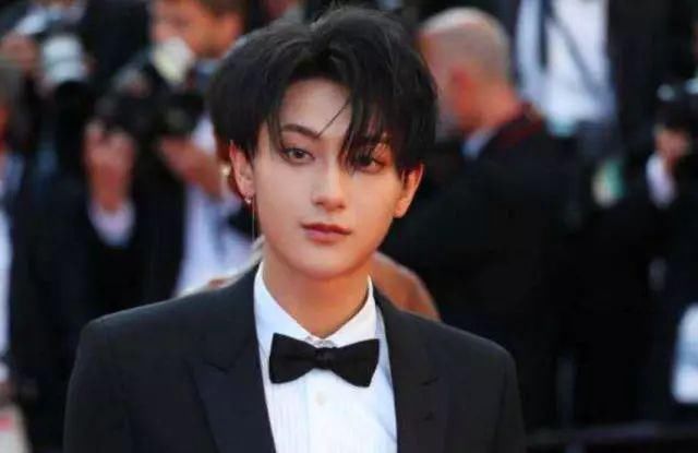 黄子韬这次在红毯上的表现,还挺有风度的哈!