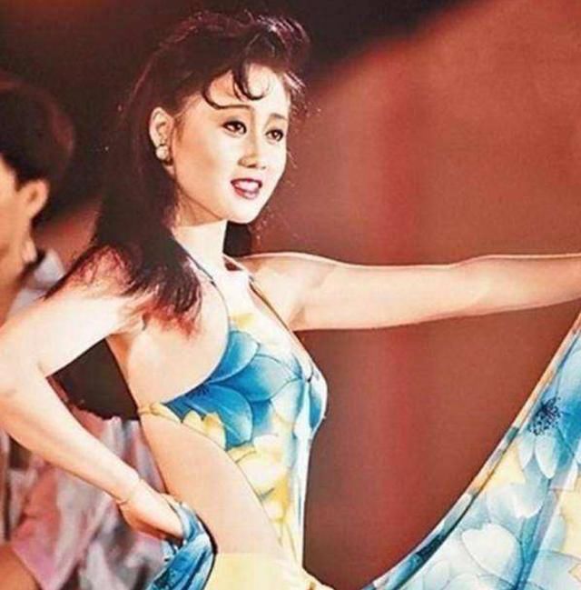 李连杰当年为何抛弃前妻与利智结婚?看了利智年轻时近照我懂了