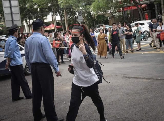 宋祖儿现身高考考场,眉头紧锁头发枯黄,周冬雨