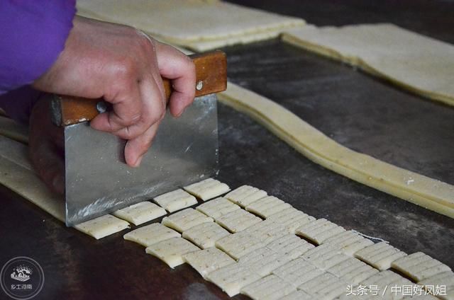 厉害了，河南大叔用祖传手艺做糕点, 过个春节能卖上万斤