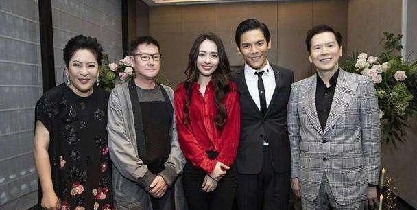 向佐正式当爸，宝贝出生他的举动很特别，向太奖励成亮点