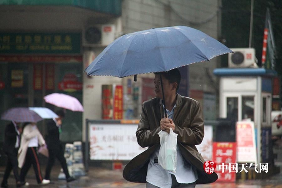 武汉风雨交加凉意足 市民五月穿春装