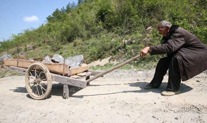 农村老大爷,和外孙相依为命孤苦生活,还一直说