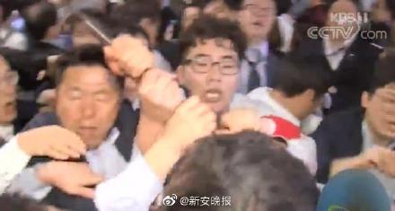 堪比大片!韩国300多议员在国会打了起来,撬棍