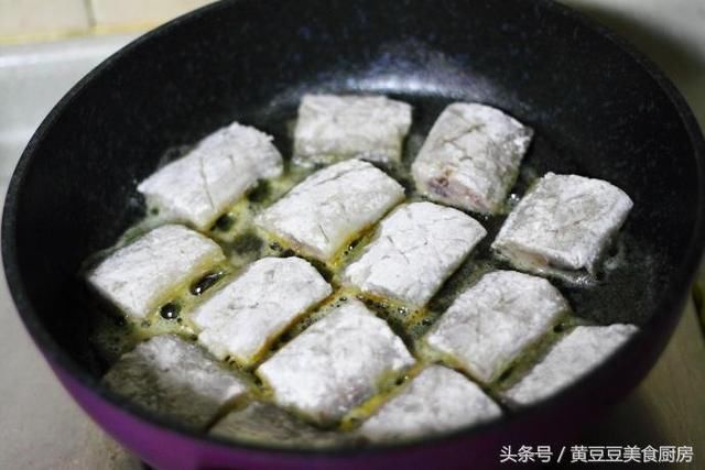 带鱼这么做一盘都不够吃，又酥又香，既是菜又是解馋小零食！