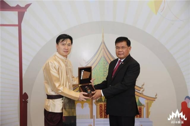 世界日报头版头条，近4000中国游客被泰国总理亲自接待并互赠礼物