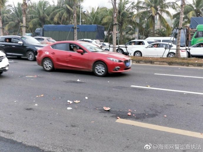 上万车辆滞留海口:乱鸣喇叭扰民 垃圾满天飞