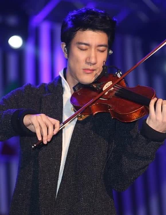 王力宏歌迷在演唱会上求婚 王力宏为粉丝献唱